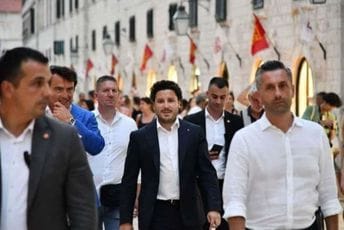 Abazović: Čast mi je što sam prvi premijer Crne Gore koji je slobodno prošetao Stradunom Abazović: Čast mi je što sam prvi premijer Crne Gore koji je slobodno prošetao Stradunom