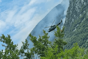 Helikopteri Vojske na risanskoj rivi, uključuju se u gašenje požara iznad Perasta