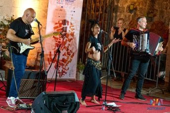 KotorArt: Savremena romska muzika u izvođenju grupe Kal na Pjaci od kina KotorArt: Savremena romska muzika u izvođenju grupe Kal na Pjaci od kina