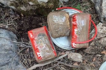 Granična policija u Tivtu pronašla eksploziv namijenjen krivolovu: „Štek“ sa dinamitom na korak od plaže Granična policija u Tivtu pronašla eksploziv namijenjen krivolovu: „Štek“ sa dinamitom na korak od plaže