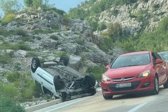 Nezgoda na putu Nikšić - Risan, automobil se izvrnuo na krov