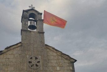 Državne zastave i na crkvama u Riječkoj nahiji, na Grahovcu, Ivanovim koritima... (FOTO)