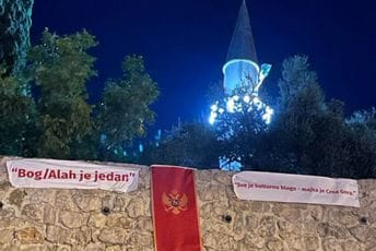 Državna zastava i na Omerbašića džamiji u Starom Baru Državna zastava i na Omerbašića džamiji u Starom Baru