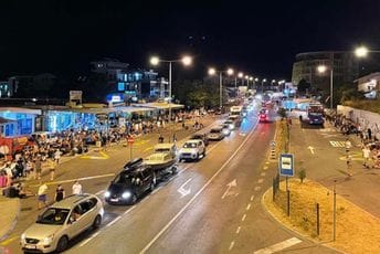 Saobraćaj bio u prekidu zbog požara: Kilometarske kolone na magistrali u Baru i u Sutomoru Saobraćaj bio u prekidu zbog požara: Kilometarske kolone na magistrali u Baru i u Sutomoru