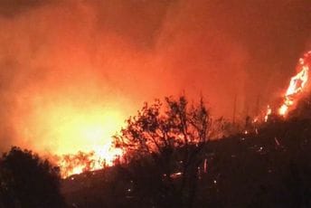 Željeznički saobraćaj u prekidu zbog požara: Putnike će prevoziti autobusima Željeznički saobraćaj u prekidu zbog požara: Putnike će prevoziti autobusima