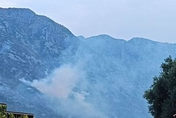 Razbuktao se i požar u Kotoru: Vatra se približila kućama Razbuktao se i požar u Kotoru: Vatra se približila kućama