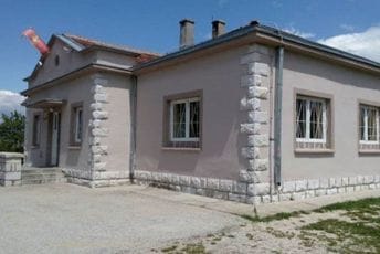 Dio zaposlenih u OŠ „Janko Mićunović“ traži da im direktor bude dosadašnji v.d: Zapanjeni što rukovodilac nije Radoš Dio zaposlenih u OŠ „Janko Mićunović“ traži da im direktor bude dosadašnji v.d: Zapanjeni što rukovodilac nije Radoš