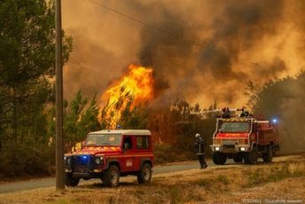 Francuski vatrogasci se bore protiv “monstruoznog” požara u blizini Bordoa, 10.000 ljudi evakuisano Francuski vatrogasci se bore protiv “monstruoznog” požara u blizini Bordoa, 10.000 ljudi evakuisano