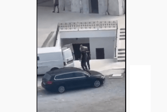 Šta se vrećama utovara u kombi ispred Hrama Hristovog Vaskrsenja? (Video) Šta se vrećama utovara u kombi ispred Hrama Hristovog Vaskrsenja? (Video)