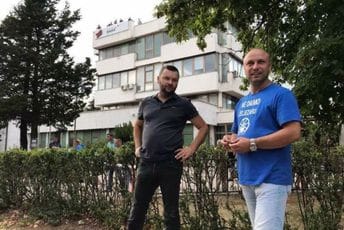 Radnici Željezare i dalje štrajkuju glađu, obišao ih Kovačević, danas možda svrate i iz Vlade Radnici Željezare i dalje štrajkuju glađu, obišao ih Kovačević, danas možda svrate i iz Vlade