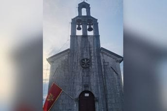 Poslije 100 godina: Crnogorska zastava na crkvi na Bijeloj Rudini u Bandićima