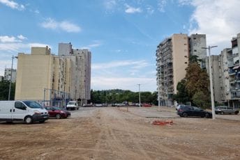 Glavni grad: U toku uređenje površine u Ulici Bracana Bracanovića - nova parking mjesta, zelenilo, urbani mobilijar... Glavni grad: U toku uređenje površine u Ulici Bracana Bracanovića - nova parking mjesta, zelenilo, urbani mobilijar...