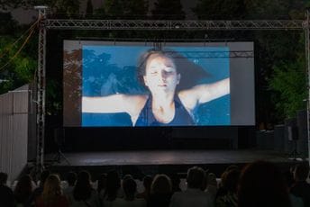 „Sestre“ premijerno na Barskom ljetopisu: Autentična priča o životu tinejdžera na društvenim mrežama „Sestre“ premijerno na Barskom ljetopisu: Autentična priča o životu tinejdžera na društvenim mrežama