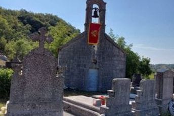 Crnogorska zastava na crkvama u Ćeklićima, Gornjem Zagaraču i na Obzovici