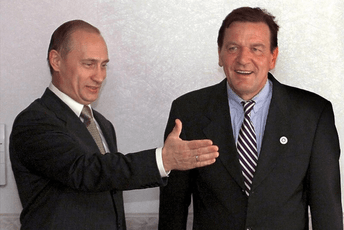 Šreder tužio Bundestag, traži da mu se vrate sve privilegije Šreder tužio Bundestag, traži da mu se vrate sve privilegije