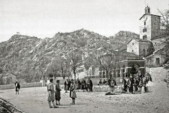 Kako je sveštenstvo iz Crmnice Mitrofanu Banu 1910. čestitalo 25 godina upravljanja Crnogorskom crkvom Crnogorci ispred Cetinjskog manastira