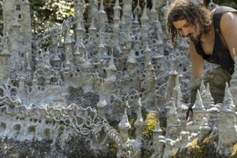 Umjetnik napravio dvorac od gline iz sasušenog korita rijeke Umjetnik napravio dvorac od gline iz sasušenog korita rijeke