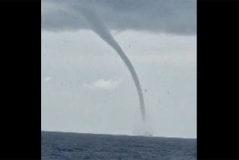 Velike nepogode u Dalmaciji: Split pod vodom, pijavica umalo 'usisala' ribolovce Velike nepogode u Dalmaciji: Split pod vodom, pijavica umalo 'usisala' ribolovce