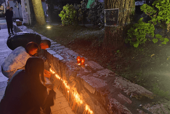 Bijelo Polje: Građani se okupljaju na trgu, pale svijeće za žrtve jučerašnje tragedije na Cetinju Bijelo Polje: Građani se okupljaju na trgu, pale svijeće za žrtve jučerašnje tragedije na Cetinju