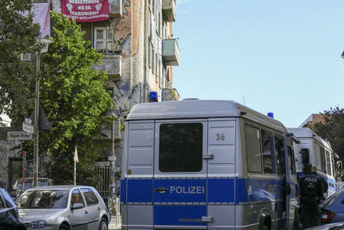 Berlin: Na više od 80 automobila iscrtan kukasti krst, pokrenuta istraga Berlin: Na više od 80 automobila iscrtan kukasti krst, pokrenuta istraga