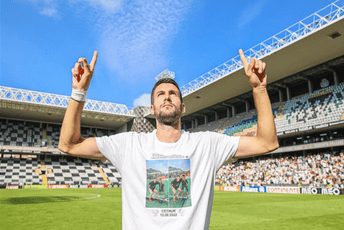 Cetinjski fudbaler odao počast ubijenim mališanima Cetinjski fudbaler odao počast ubijenim mališanima