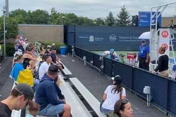 Amerikanka gledala meč ogrnuta zastavom Ukrajine, na zahtjev ruskih teniserki izbačena sa tribina Amerikanka gledala meč ogrnuta zastavom Ukrajine, na zahtjev ruskih teniserki izbačena sa tribina