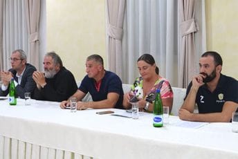 U organizaciji “Svete Srbije”: U Nikšiću i govornik nosio simbol agresora, kažu kako nas je Rusija zadužila U organizaciji “Svete Srbije”: U Nikšiću i govornik nosio simbol agresora, kažu kako nas je Rusija zadužila