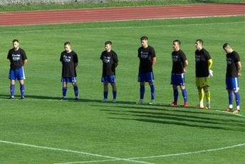 "Budućnost je uz vas, Cetinje": Podgoričani na teren izašli u crnim majicama "Budućnost je uz vas, Cetinje": Podgoričani na teren izašli u crnim majicama