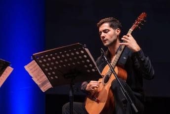 Zlatno doba na gitari: Sky Arts televizija snimila muzički film o Milošu Karadagliću Zlatno doba na gitari: Sky Arts televizija snimila muzički film o Milošu Karadagliću