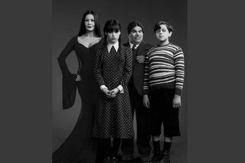 Izašle prve fotografije iz serije o porodici Adams: Ketrin Zita-Džons u ulozi Mortiše Izašle prve fotografije iz serije o porodici Adams: Ketrin Zita-Džons u ulozi Mortiše