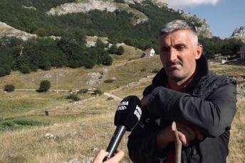 Pastir sa Bukumirskog jezera: Veliša Prelević sa sedmoro djece vodi brigu o 400 ovaca, 10 krava i tri konja Pastir sa Bukumirskog jezera: Veliša Prelević sa sedmoro djece vodi brigu o 400 ovaca, 10 krava i tri konja