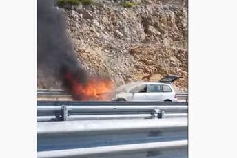 Još jedan automobil gorio na auto-putu Još jedan automobil gorio na auto-putu