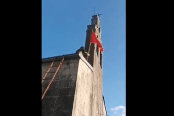 Sa crkve uklonjena crnogorska zastava: ''Iz dostojanstva neću da je uništim, ali ne radite ovo zlo'' Sa crkve uklonjena crnogorska zastava: ''Iz dostojanstva neću da je uništim, ali ne radite ovo zlo''