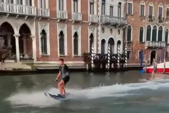 Turisti kažnjeni zbog surfovanja u Veneciji, gradonačelnik ih nazvao idiotima Turisti kažnjeni zbog surfovanja u Veneciji, gradonačelnik ih nazvao idiotima