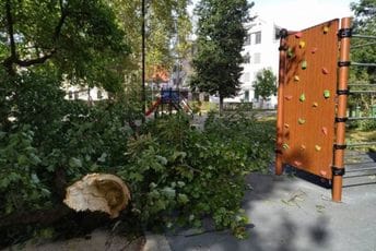 Vjetar u Sloveniji čupao krovove i drveće, nekoliko ljudi povrijeđeno Vjetar u Sloveniji čupao krovove i drveće, nekoliko ljudi povrijeđeno