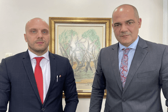 Božović se sastao sa Terzićem: Neophodno povećanje broja policajaca usljed demografskih promjena u Budvi Božović se sastao sa Terzićem: Neophodno povećanje broja policajaca usljed demografskih promjena u Budvi