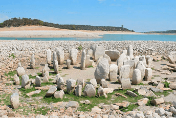 "Španski Stounhendž" se ukazao sa dna jezera nakon što je zbog suše smanjen nivo vode "Španski Stounhendž" se ukazao sa dna jezera nakon što je zbog suše smanjen nivo vode