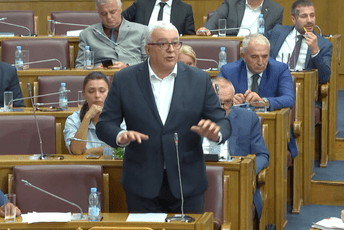 Mandić: Abazović i Joković trenutno pišu predlog rekonstrukcije vlade Mandić: Abazović i Joković trenutno pišu predlog rekonstrukcije vlade