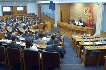 Poslanici DF-a napustili sjednicu uoči glasanja o nepovjerenju Vladi Dritana Abazovića Poslanici DF-a napustili sjednicu uoči glasanja o nepovjerenju Vladi Dritana Abazovića