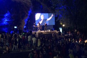 Vanvremenski hitovi na Sastavcima: Knez i ,,Ajmo na Moraču" uveselili Podgoricu Vanvremenski hitovi na Sastavcima: Knez i ,,Ajmo na Moraču" uveselili Podgoricu