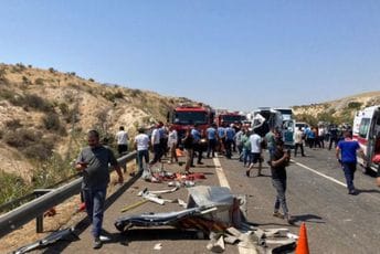 U teškoj saobraćajnoj nesreći u Turskoj poginulo najmanje 15 osoba U teškoj saobraćajnoj nesreći u Turskoj poginulo najmanje 15 osoba