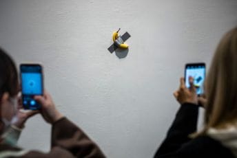 Slučaj banana: Umjetnici na sudu kako bi dokazali ko je prvi zalijepio voće na zid Slučaj banana: Umjetnici na sudu kako bi dokazali ko je prvi zalijepio voće na zid