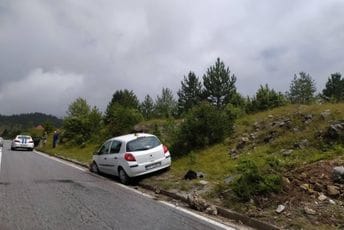 Saobraćajna nezgoda u Kosanici, auto izletjelo sa puta Saobraćajna nezgoda u Kosanici, auto izletjelo sa puta