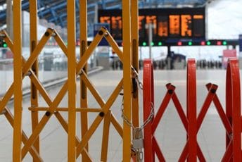 Radnici najveće britanske luke počeli štrajk Radnici najveće britanske luke počeli štrajk