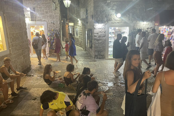 Budva zatrpana smećem i bukom Budva zatrpana smećem i bukom