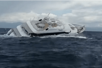 Kod Italije potonula jahta duga 40 metara (VIDEO) Kod Italije potonula jahta duga 40 metara (VIDEO)