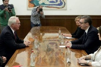 Vučić sa Hilom o Kosovu: Srbija ulaže napore za nalaženje kompromisnog rješenja Vučić sa Hilom o Kosovu: Srbija ulaže napore za nalaženje kompromisnog rješenja