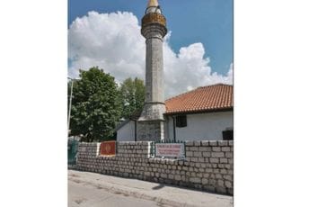 Sve je kulturno blago, majka je Crna Gora: Državna zastava i na Džamiji hadži Ismaila u Nikšiću Sve je kulturno blago, majka je Crna Gora: Državna zastava i na Džamiji hadži Ismaila u Nikšiću