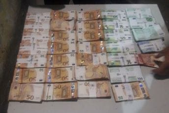 Na graničnom prelazu Sukobin-Murićani pronađen neprijavljeni novac: Privremeno oduzeto više od 200.000 eura Na graničnom prelazu Sukobin-Murićani pronađen neprijavljeni novac: Privremeno oduzeto više od 200.000 eura