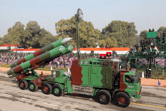 Indija otpustila oficire vazdušnih snaga zbog "slučajnog" ispaljivanja projektila prema Pakistanu Indija otpustila oficire vazdušnih snaga zbog "slučajnog" ispaljivanja projektila prema Pakistanu